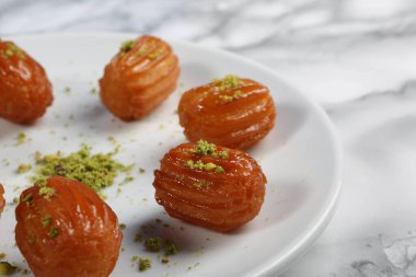 Geleneksel hindistancevizli tatlı baklavası. Ev yapımı fındıklı ve ballı baklava..