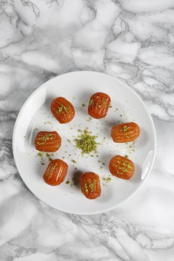Geleneksel hindistancevizli tatlı baklavası. Ev yapımı fındıklı ve ballı baklava..