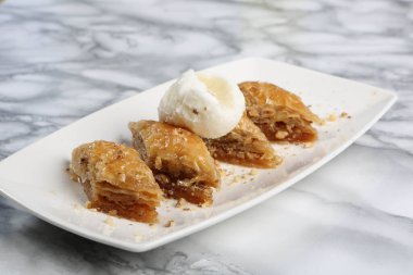 Geleneksel hindistancevizli tatlı baklavası. Ev yapımı fındıklı ve ballı baklava..