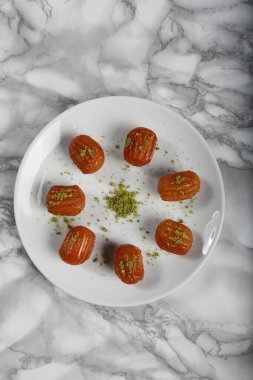 Geleneksel hindistancevizli tatlı baklavası. Ev yapımı fındıklı ve ballı baklava..