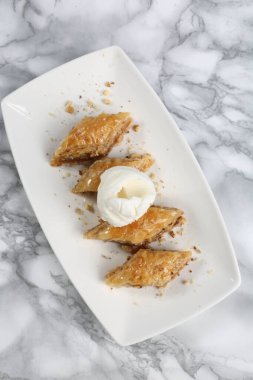 Geleneksel hindistancevizli tatlı baklavası. Ev yapımı fındıklı ve ballı baklava..