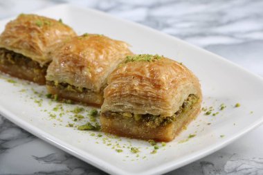 Geleneksel hindistancevizli tatlı baklavası. Ev yapımı fındıklı ve ballı baklava..