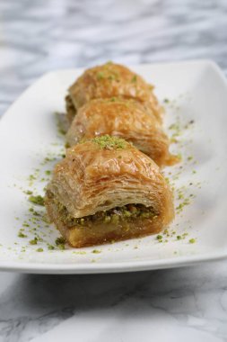 Geleneksel hindistancevizli tatlı baklavası. Ev yapımı fındıklı ve ballı baklava..