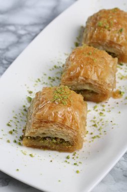 Geleneksel hindistancevizli tatlı baklavası. Ev yapımı fındıklı ve ballı baklava..