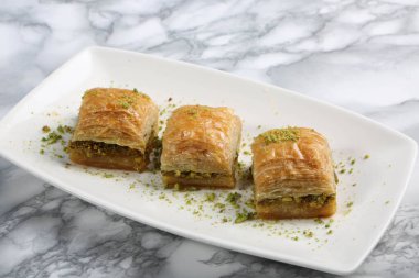 Geleneksel hindistancevizli tatlı baklavası. Ev yapımı fındıklı ve ballı baklava..