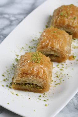 Geleneksel hindistancevizli tatlı baklavası. Ev yapımı fındıklı ve ballı baklava..