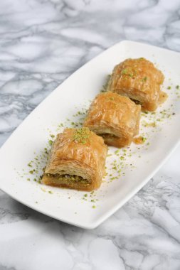 Geleneksel hindistancevizli tatlı baklavası. Ev yapımı fındıklı ve ballı baklava..