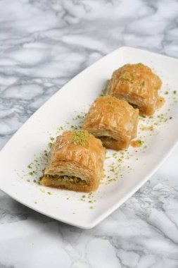 Geleneksel hindistancevizli tatlı baklavası. Ev yapımı fındıklı ve ballı baklava..
