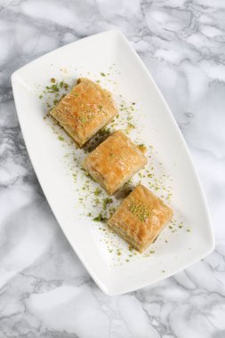 Geleneksel hindistancevizli tatlı baklavası. Ev yapımı fındıklı ve ballı baklava..
