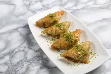 Geleneksel hindistancevizli tatlı baklavası. Ev yapımı fındıklı ve ballı baklava..