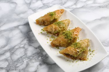 Geleneksel hindistancevizli tatlı baklavası. Ev yapımı fındıklı ve ballı baklava..