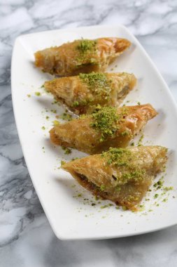 Geleneksel hindistancevizli tatlı baklavası. Ev yapımı fındıklı ve ballı baklava..