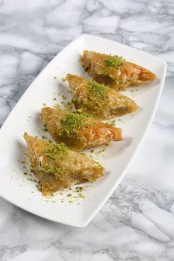 Geleneksel hindistancevizli tatlı baklavası. Ev yapımı fındıklı ve ballı baklava..