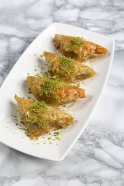Geleneksel hindistancevizli tatlı baklavası. Ev yapımı fındıklı ve ballı baklava..