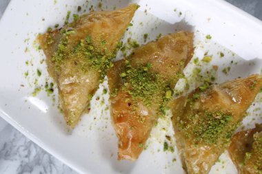 Geleneksel hindistancevizli tatlı baklavası. Ev yapımı fındıklı ve ballı baklava..