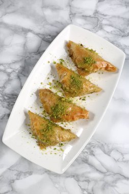 Geleneksel hindistancevizli tatlı baklavası. Ev yapımı fındıklı ve ballı baklava..