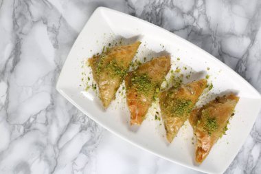 Geleneksel hindistancevizli tatlı baklavası. Ev yapımı fındıklı ve ballı baklava..