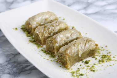 Geleneksel hindistancevizli tatlı baklavası. Ev yapımı fındıklı ve ballı baklava..