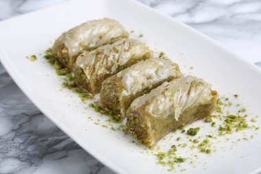 Geleneksel hindistancevizli tatlı baklavası. Ev yapımı fındıklı ve ballı baklava..