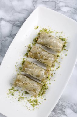 Geleneksel hindistancevizli tatlı baklavası. Ev yapımı fındıklı ve ballı baklava..