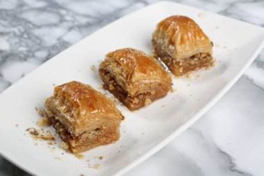 Geleneksel hindistancevizli tatlı baklavası. Ev yapımı fındıklı ve ballı baklava..