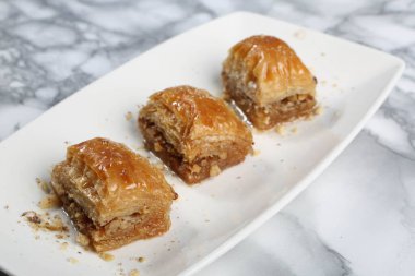 Geleneksel hindistancevizli tatlı baklavası. Ev yapımı fındıklı ve ballı baklava..