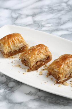 Geleneksel hindistancevizli tatlı baklavası. Ev yapımı fındıklı ve ballı baklava..