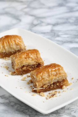 Geleneksel hindistancevizli tatlı baklavası. Ev yapımı fındıklı ve ballı baklava..
