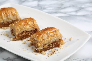Geleneksel hindistancevizli tatlı baklavası. Ev yapımı fındıklı ve ballı baklava..