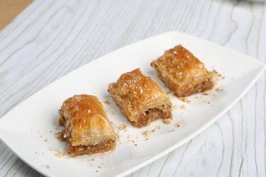 Geleneksel hindistancevizli tatlı baklavası. Ev yapımı fındıklı ve ballı baklava..