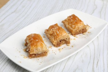 Geleneksel hindistancevizli tatlı baklavası. Ev yapımı fındıklı ve ballı baklava..