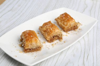 Geleneksel hindistancevizli tatlı baklavası. Ev yapımı fındıklı ve ballı baklava..