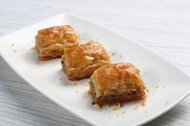 Geleneksel hindistancevizli tatlı baklavası. Ev yapımı fındıklı ve ballı baklava..