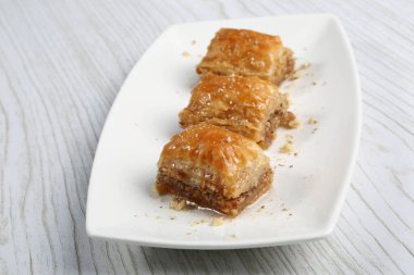 Geleneksel hindistancevizli tatlı baklavası. Ev yapımı fındıklı ve ballı baklava..