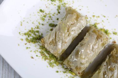 Geleneksel hindistancevizli tatlı baklavası. Ev yapımı fındıklı ve ballı baklava..