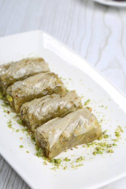 Geleneksel hindistancevizli tatlı baklavası. Ev yapımı fındıklı ve ballı baklava..