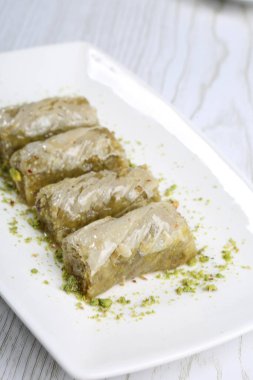 Geleneksel hindistancevizli tatlı baklavası. Ev yapımı fındıklı ve ballı baklava..