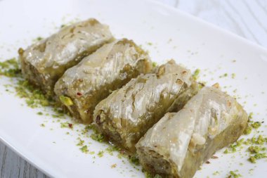 Geleneksel hindistancevizli tatlı baklavası. Ev yapımı fındıklı ve ballı baklava..
