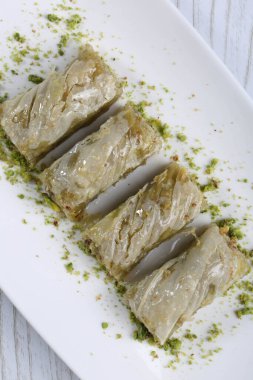 Geleneksel hindistancevizli tatlı baklavası. Ev yapımı fındıklı ve ballı baklava..