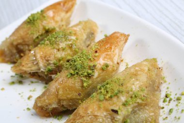Geleneksel hindistancevizli tatlı baklavası. Ev yapımı fındıklı ve ballı baklava..
