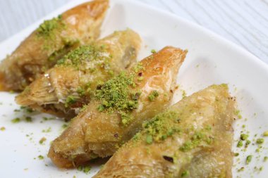 Geleneksel hindistancevizli tatlı baklavası. Ev yapımı fındıklı ve ballı baklava..