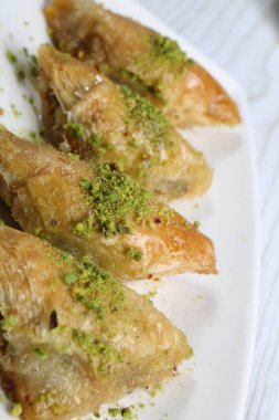 Geleneksel hindistancevizli tatlı baklavası. Ev yapımı fındıklı ve ballı baklava..
