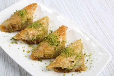 Geleneksel hindistancevizli tatlı baklavası. Ev yapımı fındıklı ve ballı baklava..
