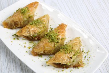 Geleneksel hindistancevizli tatlı baklavası. Ev yapımı fındıklı ve ballı baklava..