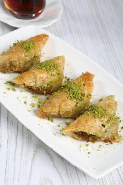 Geleneksel hindistancevizli tatlı baklavası. Ev yapımı fındıklı ve ballı baklava..
