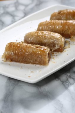 Geleneksel hindistancevizli tatlı baklavası. Ev yapımı fındıklı ve ballı baklava..