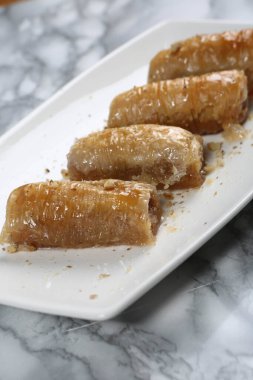 Geleneksel hindistancevizli tatlı baklavası. Ev yapımı fındıklı ve ballı baklava..
