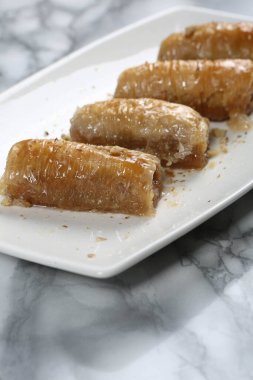 Geleneksel hindistancevizli tatlı baklavası. Ev yapımı fındıklı ve ballı baklava..
