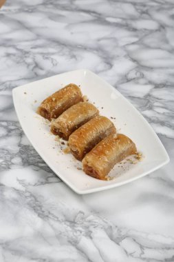 Geleneksel hindistancevizli tatlı baklavası. Ev yapımı fındıklı ve ballı baklava..