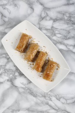 Geleneksel hindistancevizli tatlı baklavası. Ev yapımı fındıklı ve ballı baklava..